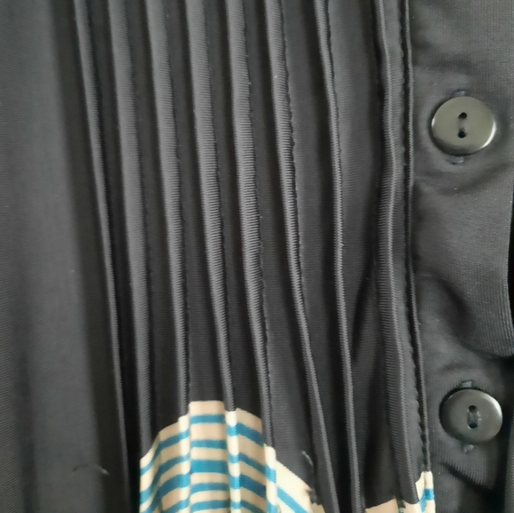 Pleated Front Abstact Design on Black LongTunic - Picture 4 of 7